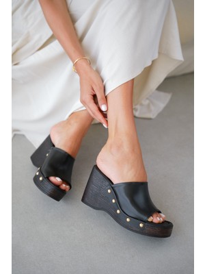 Selin Shoes Tavessa Dolgu Topuk Burun Kısmı Açık Işlemeli Gold Taş Detay Kadın Terlik- Siyah Deri
