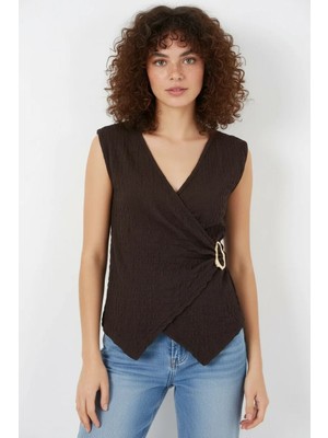 Kadın V Yaka Sıfır Kol Drape Detaylı Metal Toka Kahverengi Bluz