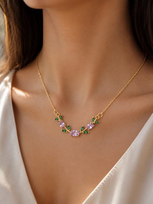 Jammy Jewerly Gold Pembe ve Yeşil Taş Detaylı Çelik Kolye – Zarif Çiçek Dalı Tasarımı