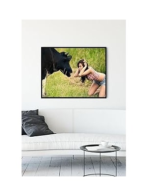 Nacario Postermanya (PSTER11305) Inek ve Kız Eğlenceli Mizahi Çerçeveli Tablo (21X30CM)