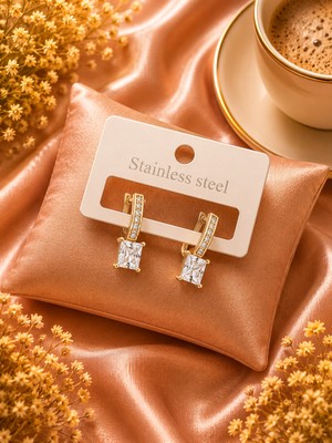 Jammy Jewerly Gold Baget Taş Sallantılı Çelik Küpe – Zarif ve Modern Tasarım