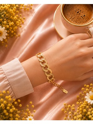 Jammy Jewerly Gold Desenli Halka Çelik Bileklik – Modern ve Şık Tasarım