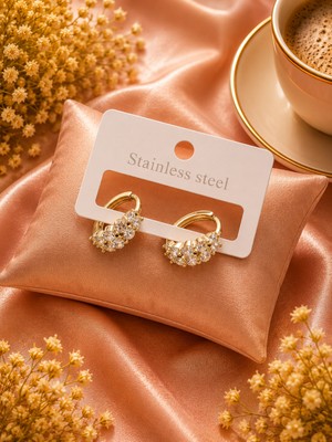 Jammy Jewerly Gold Taş Detaylı Mini Halka Çelik Küpe – Zarif ve Işıltılı Tasarım