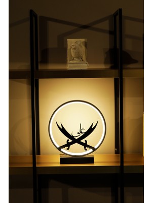 Empressco Metal LED Masa Lambası, Çift Kılıç ve Ali Yazılı Dekoratif Işık