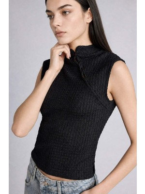 DeFacto Slim Fit Yarım Balıkçı Yaka Kırışık Dokulu Kısa Kollu Siyah Tişört I1497AX26SM