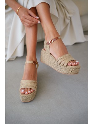 Selin Shoes Aruna Hasır Bilek Ayarlanabilir Toka Detay Dolgu Topuk Kadın Sandalet