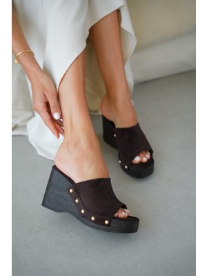 Selin Shoes Tavessa Dolgu Topuk Burun Kısmı Açık Işlemeli Gold Taş Detay Kadın Terlik- Kahve Süet