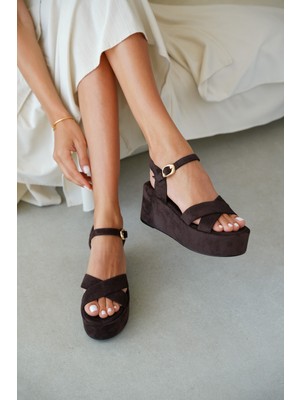 Selin Shoes Bonnie Çapraz Bantlı Bilekten Bağlamalı Gold Aksesuarlı Kadın Sandalet- Kahverengi Süet