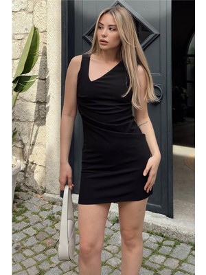 Swist Siyah Asimetrik Yaka Drapeli Kadın Mini Elbise