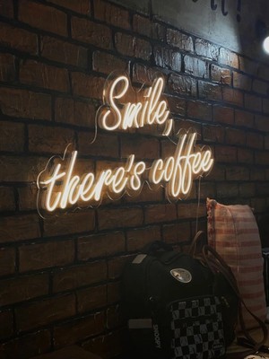 Deccor Evim Smile There Is Coffee Neon LED Yazı