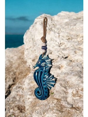 Buççin Online Mağaza  Nazar Boncuklu Seramik Deniz Atı Desenli Püskül ve Boncuk Dekoratifli Çok Amaçlı Süs Eşyası 14X23 cm