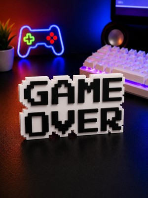 Buççin Online Mağaza  Game Over Masa Dekoru – Gamer Oda Aksesuarı (15X8 Cm) Plastik Beyaz