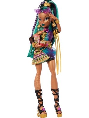 Die Grup Monster High Mumya Elbisesiyle Prenses Nefera De Nile Bebek, Evcil Mısır Böceği Lavish ve Çanta, Dizüstü Bilgisayar, Güneş Gözlüğü, Içecek ve Atıştırmalıklar Gibi 7 Aksesuar, JDR48