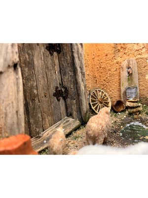 Ahşap ve Kil Detaylara Sahip Minyatür El Yapımı Rustik Çiftlik Evi Diorama, 3D Koyun Figürler