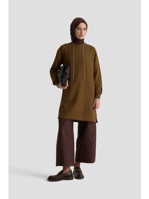 Armine Trend Yakası Taş Bağcık Detaylı Kolları Ribanalı Fermuarlı Tunik Yağ YEŞILI-25KT436