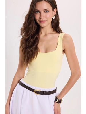 Tudors Kadın Slim Fit Dar Kesim Askılı Kare Yaka Sırtı Açık Sandy Kumaş Çıtçıtlı Sarı Body