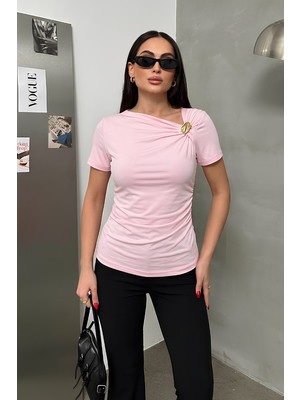 Spirituel Kadın T-Shirt Kısa Kollu Asimetrik Yaka Gold Toka Detaylı Büzgülü Şık Sandy Bluz