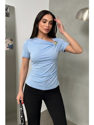 Spirituel Kadın T-Shirt Kısa Kollu Asimetrik Yaka Gold Toka Detaylı Büzgülü Şık Sandy Bluz