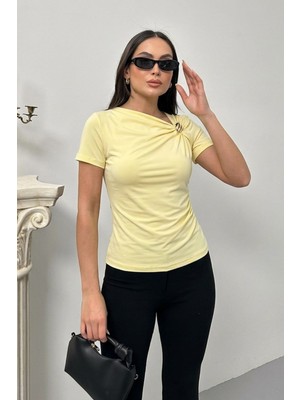 Spirituel Kadın T-Shirt Kısa Kollu Asimetrik Yaka Gold Toka Detaylı Büzgülü Şık Sandy Bluz