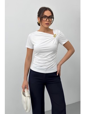 Spirituel Kadın T-Shirt Kısa Kollu Asimetrik Yaka Gold Toka Detaylı Büzgülü Şık Sandy Bluz