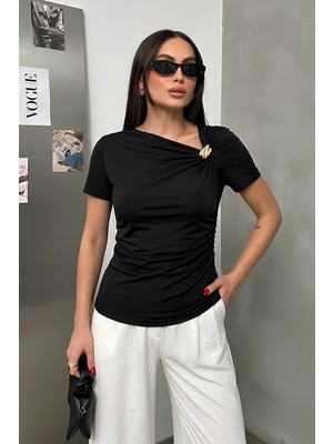 Spirituel Kadın T-Shirt Kısa Kollu Asimetrik Yaka Gold Toka Detaylı Büzgülü Şık Sandy Bluz