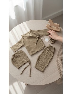 Zemze Baby %100 Pamuk Müslin Yenidoğan Kimono Takımı 4’lü Set – Alt Üst Kimono, Bonnet Şapka ve Eldiven (0-3 Ay)