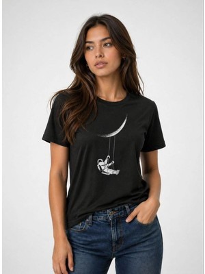 Mbb E-Ticaret Kadın Astronot Ay Temalı Tişört Kısa Kol Yazlık Bisiklet Yaka T-Shirt - Siyah
