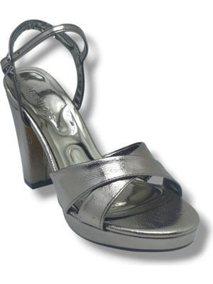 Erbay 308-26 Parlak Sıvama Deri Çapraz Bant Kalın Topuk Kadın SANDALET(11CM)