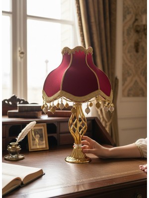 dekovien Kırmızı Kadife Şapkalı Gold Kaplama Ayaklı Klasik Model Abajur – Klasik Dekoratif Aydınlatma 50X30CM
