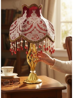 dekovien Bordo Kadife Üzeri Fransız Dantel Kaplama Gold Burgulu Ayaklı Vintage Abajur – Klasik Dekoratif Aydınlatma 50X30CM