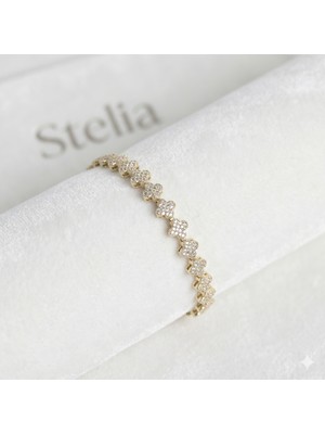 Stelia Pirinç Altın Renk Yonca Model Sıralı Zirkon Taşlı Kadın Bileklik