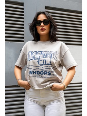 Dı Loria Kadın Taş Rengi Oversize Whoops Baskılı Likralı Bisiklet Yaka T-Shirt (%95 Pamuk)