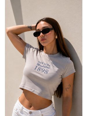 Dı Loria Kadın Gri Dar Kalıp New York Baskılı Crop T-Shirt (%95 Pamuk)