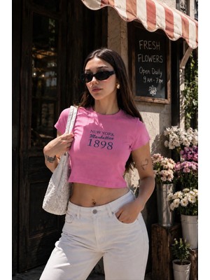 Dı Loria Kadın Pembe Dar Kalıp New York Baskılı Crop T-Shirt (%95 Pamuk)