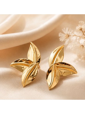 Çelik Gold Yaprak Tasarım Küpe – Parlak Altın Renk Modern Çiçek Formlu Kadın Küpe