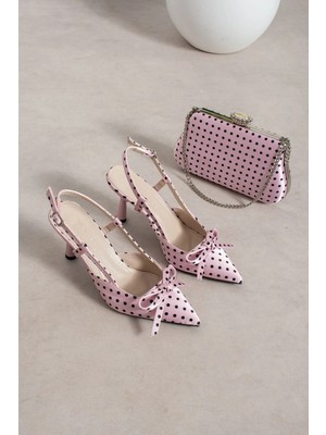 Dabab Shoes Polkıa Puantiye Desenli Pudra Saten Fiyonk Detaylı Sivri Burun Slingback 7 cm Ince Topuklu Ayakkabı ve Zincir Askılı Çanta Seti
