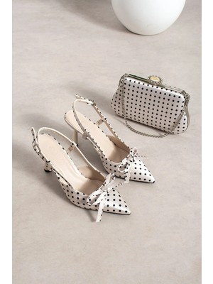 Dabab Shoes Polkıa Puantiye Desenli Krem Saten Fiyonk Detaylı Sivri Burun Slingback 7 cm Ince Topuklu Ayakkabı ve Zincir Askılı Çanta Seti