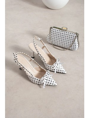 Dabab Shoes Polkıa Puantiye Desenli Beyaz Saten Fiyonk Detaylı Sivri Burun Slingback 7 cm Ince Topuklu Ayakkabı ve Zincir Askılı Çanta Seti