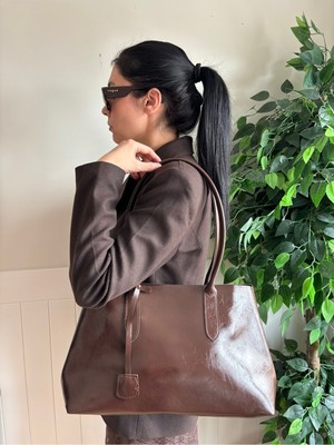 Laletto Bags Kadın Kahverengi Eda Model Parlak Deri Aksesuar Detaylı Omuz Çantası -Fermuarlı