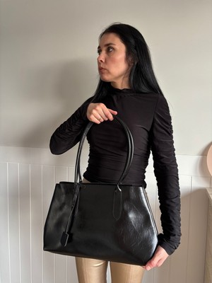Laletto Bags Kadın Siyah Eda Model Parlak Deri Aksesuar Detaylı Omuz Çantası -Fermuarlı