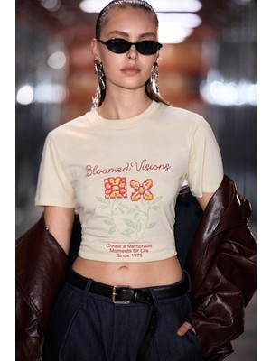 Grimelange Jasmı Kadın Yumuşak Kumaşlı %100 Organik Pamuklu Baskı ve Nakış Detaylı Crop Sarı T-Shirt