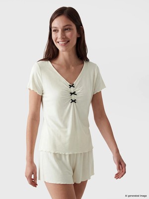 Lc Waikiki Yeni Sezon V Yaka Fiyonklu Kadın Şortlu Pijama Takımı