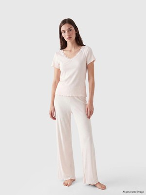 Lc Waikiki Yeni Sezon V Yaka Dantel Detaylı Kadın Pijama Takımı