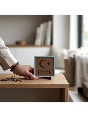 Miawiki Modern Göktürkçe Türk Yazılı Ay Yıldız Aksesuarı, Yaşam Alanlarına Değer Katan Tasarım 10X10 cm