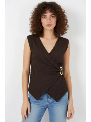 Kadın V Yaka Sıfır Kol Drape Detaylı Metal Toka Kahverengi Bluz