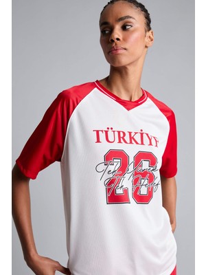 DeFacto Oversize Bisiklet Yaka Dijital Türkiye Baskılı Sporcu Forma Kumaş Kısa Kollu Beyaz Tişört I1228AX26HS