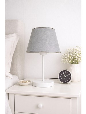 Eslight Modern Dekoratif Beyaz Ayak Açık Gri Kumaş Şapkalı Masa Lambası Krom Detaylı Abajur FB09