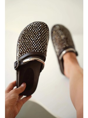 Selin Shoes Lumis Gümüş Aksesuar ve Ayarlanabilir Toka Detaylı Parlak Taş Işlemeli Kadın Terlik- Kahverengi