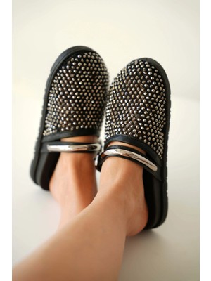 Selin Shoes Lumis Gümüş Aksesuar ve Ayarlanabilir Toka Detaylı Parlak Taş Işlemeli Kadın Terlik- Siyah