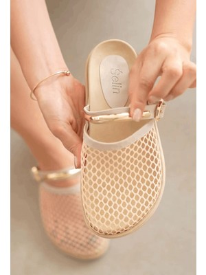Selin Shoes Vellis Gold Aksesuar ve Ayarlanabilir Toka Detaylı Fileli Kadın Terlik- Bej